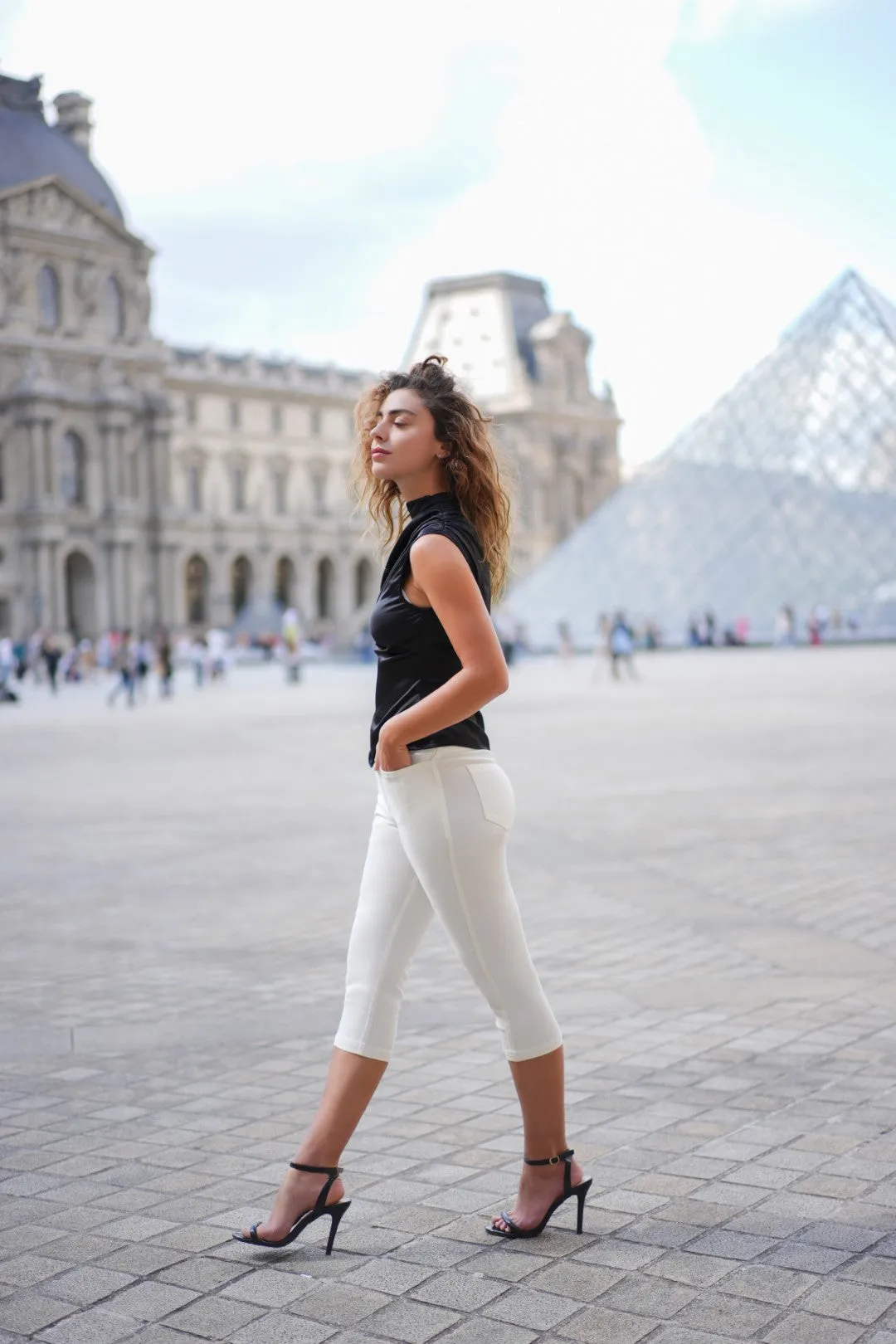 Capris Ultra Stretch Skinny Pants in White